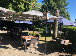 Tische im Biergarten vom Gronauer Wirtshaus